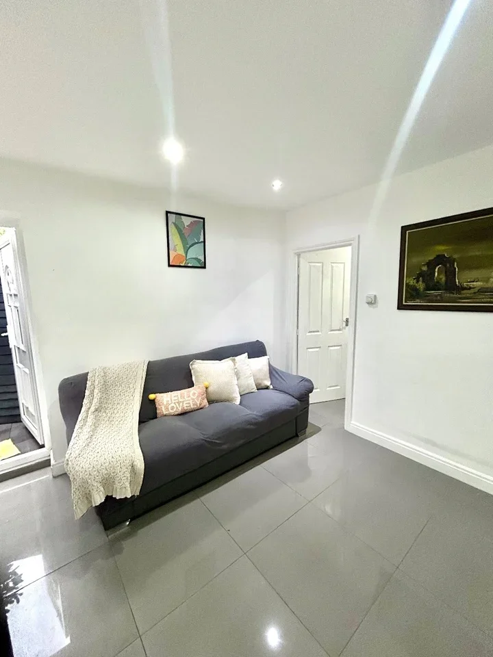 Flat Sylvia Gardens in Greater London