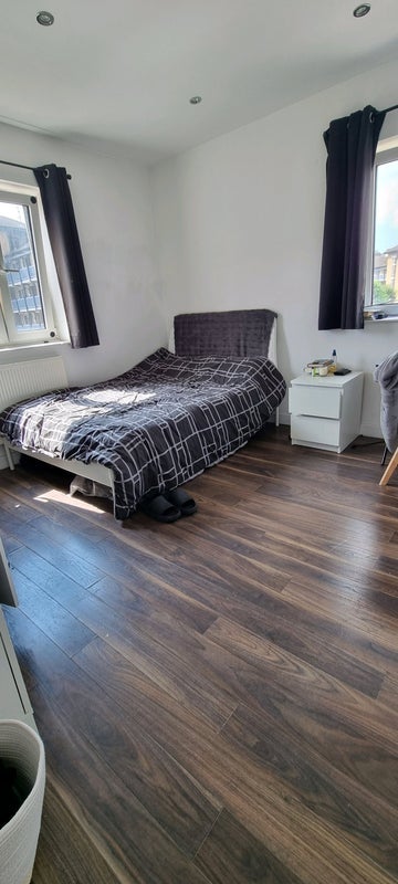 Room Colebert Avenue in Greater London