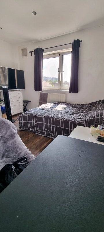 Room Colebert Avenue in Greater London