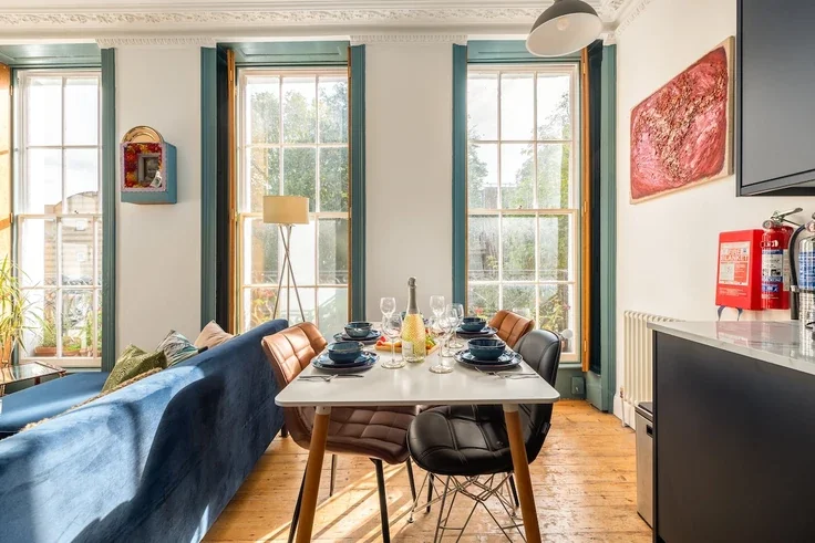 Flat Goldsmiths' Row in Greater London