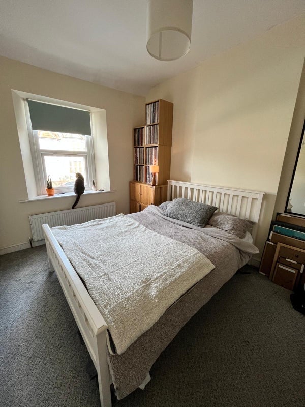 Room Bell Hill Road in Bristol