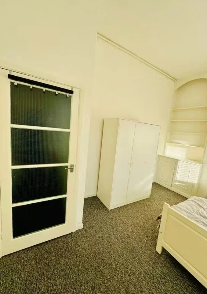 Room Selhurst Road in Greater London
