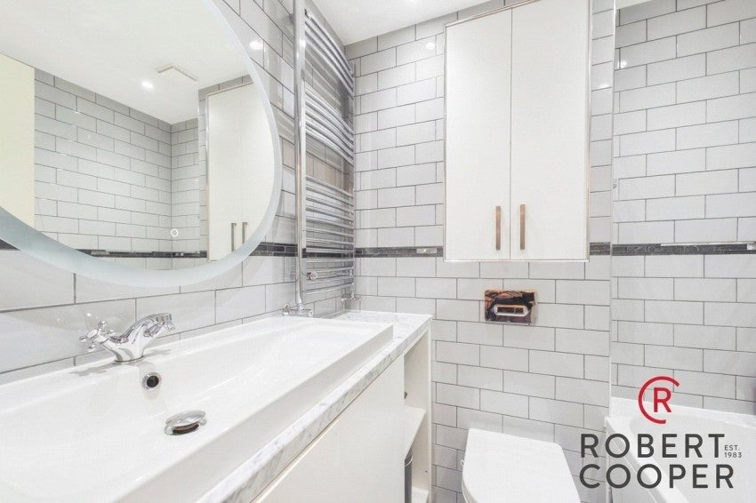 Flat Wheatsheaf Close in Greater London