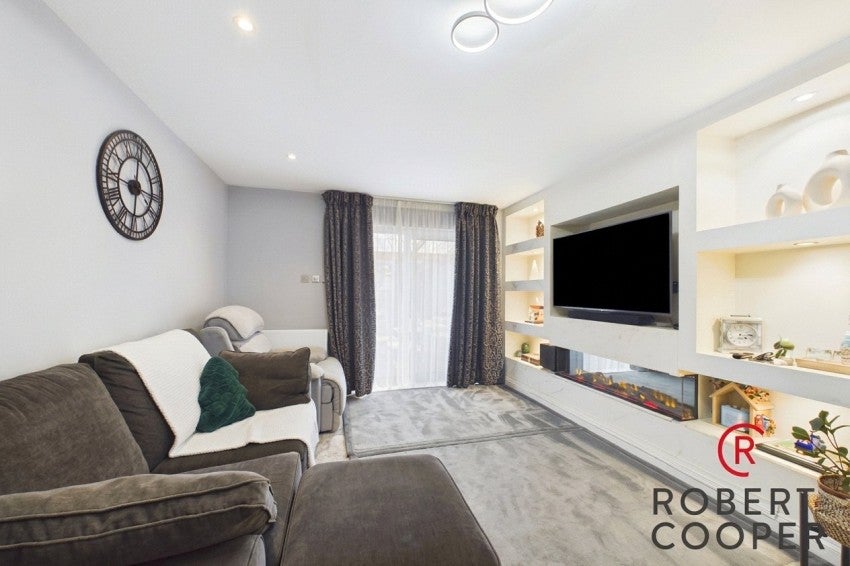 Flat Wheatsheaf Close in Greater London