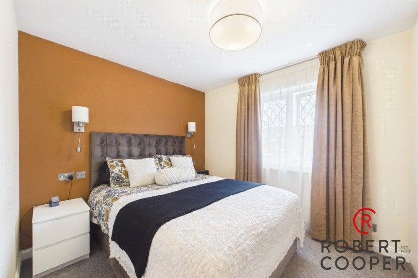 Flat Wheatsheaf Close in Greater London