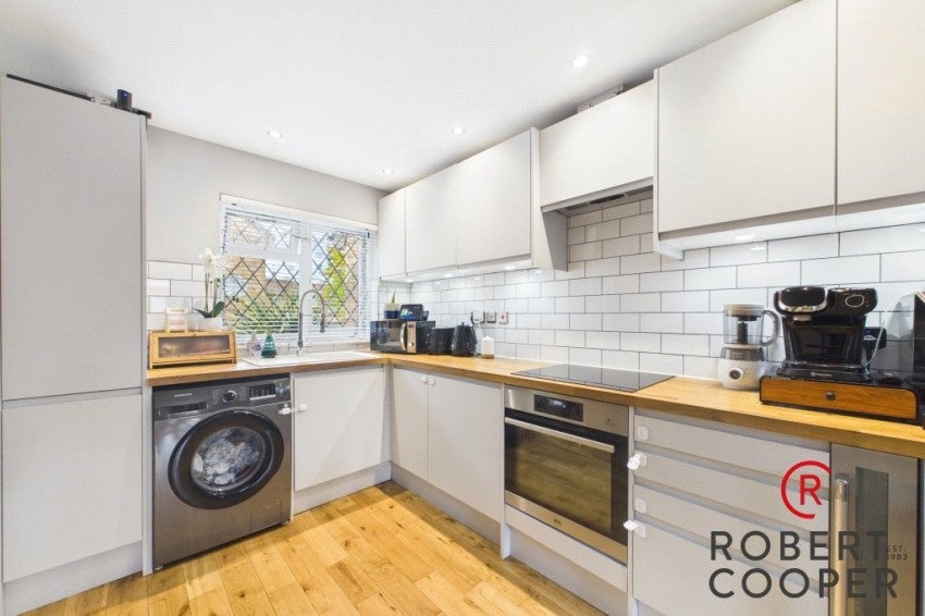 Flat Wheatsheaf Close in Greater London