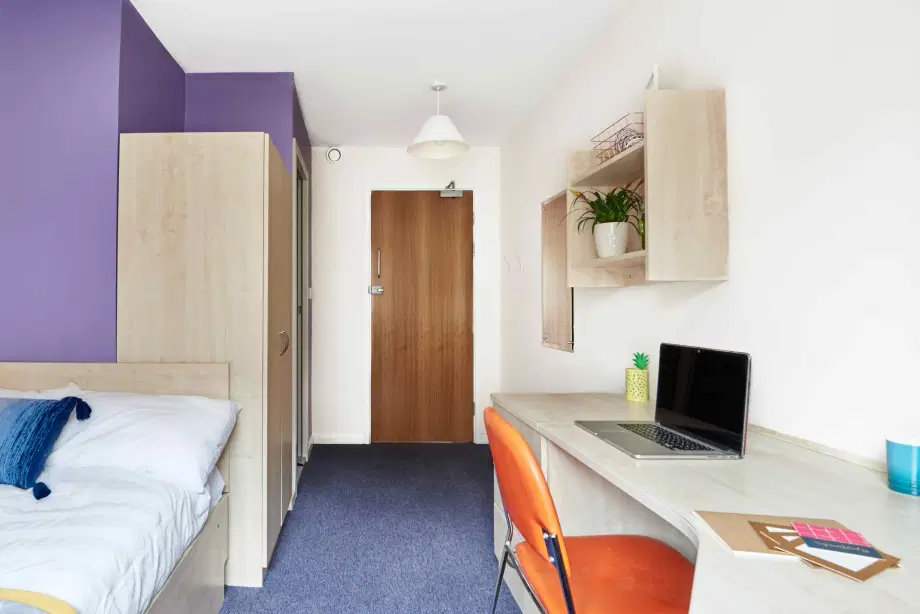Room Wells Way in Greater London
