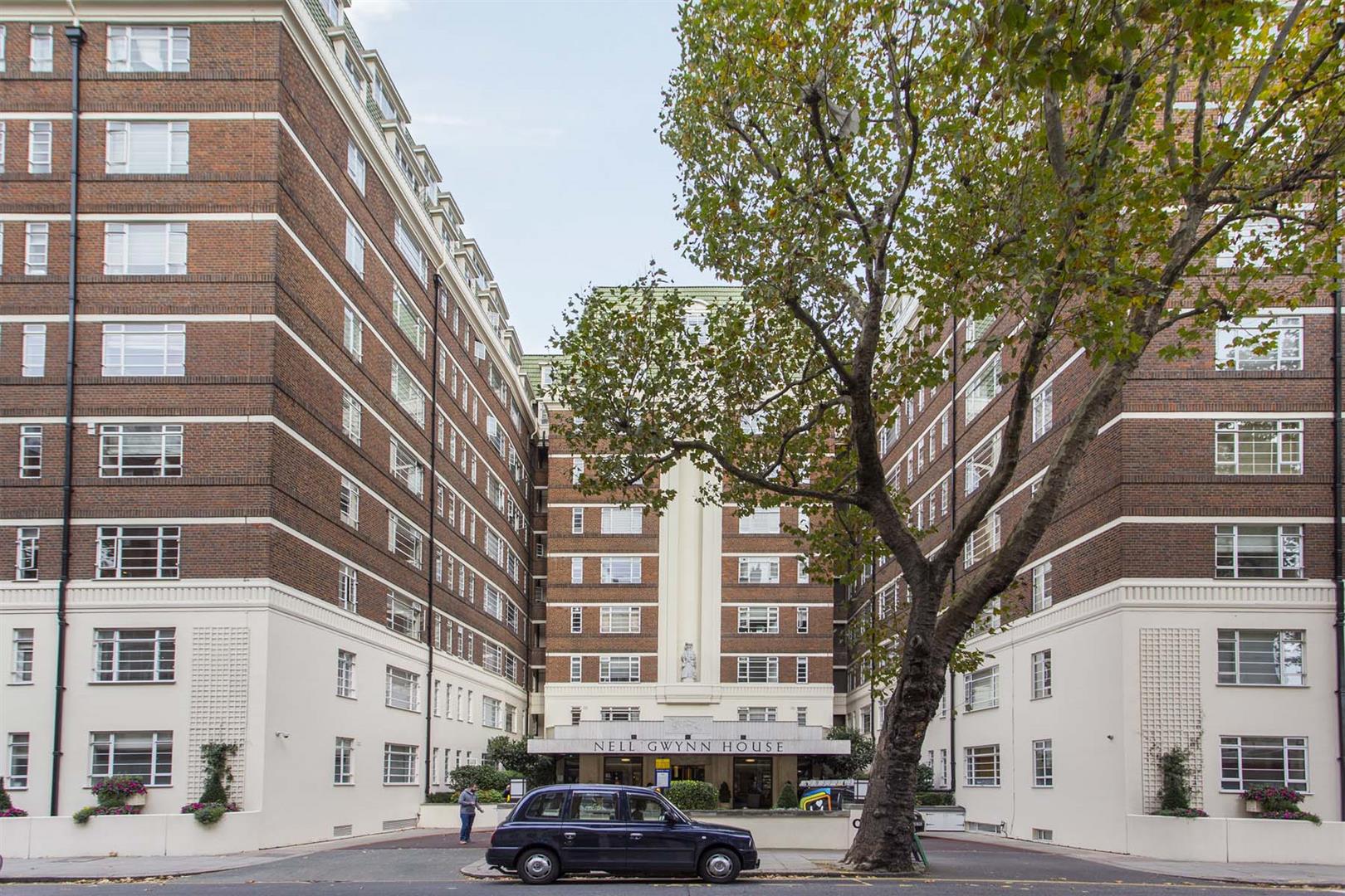 Flat Sloane Avenue in Greater London