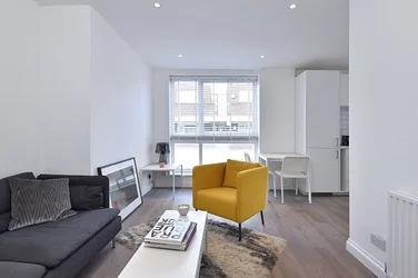 Flat Renfrew Road in Greater London