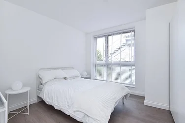 Flat Renfrew Road in Greater London