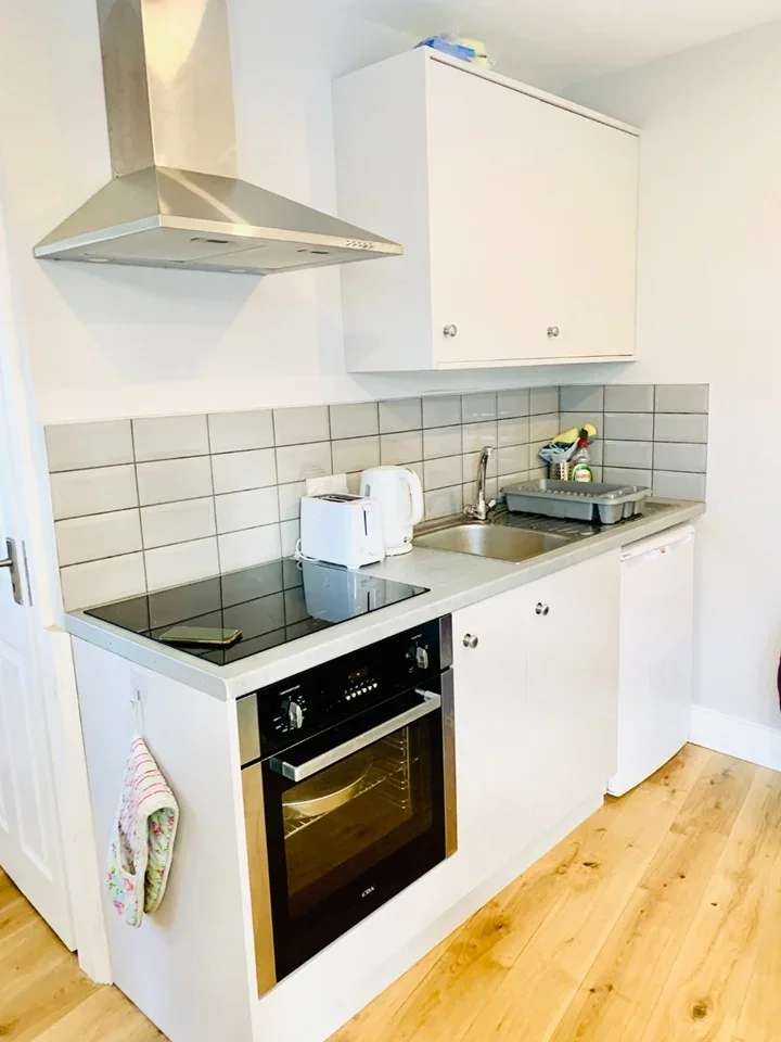 Flat Ridgeway Avenue in Greater London