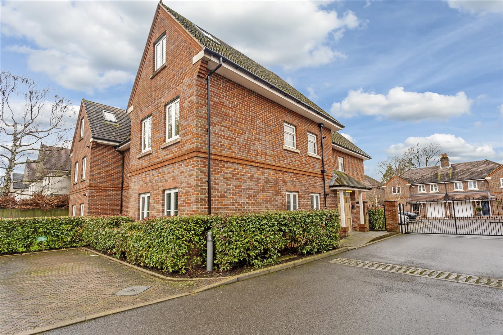 Flat Cuddington Park Close in London