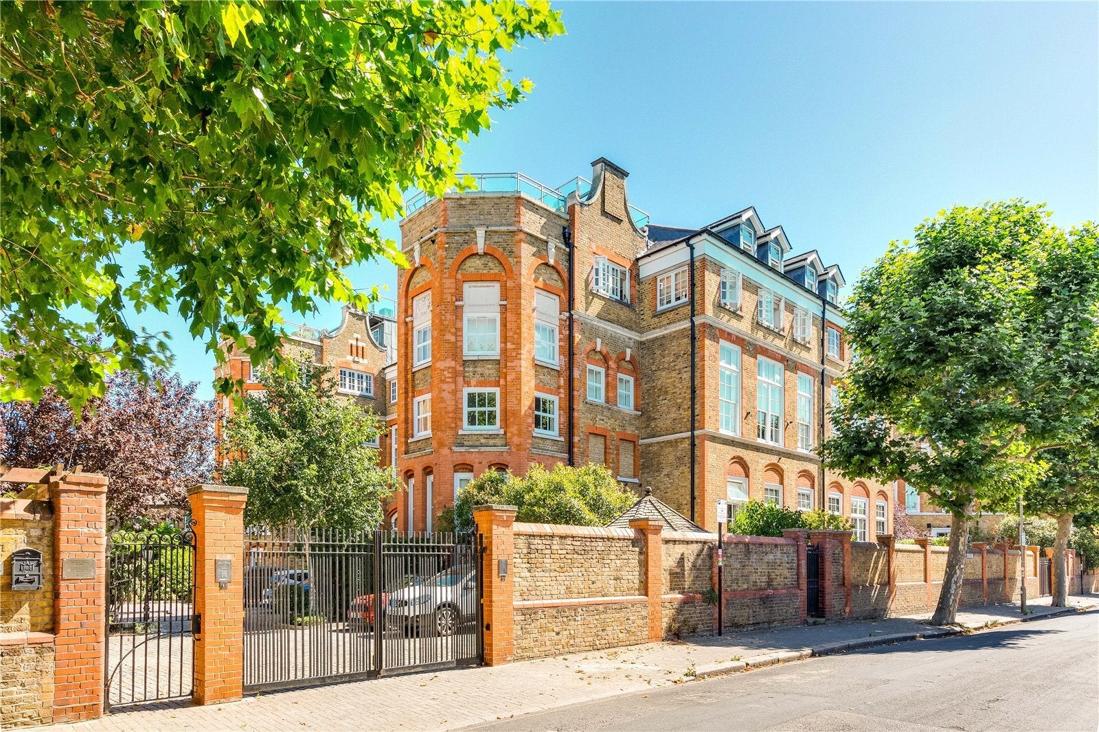 Flat Bewick Street in Greater London