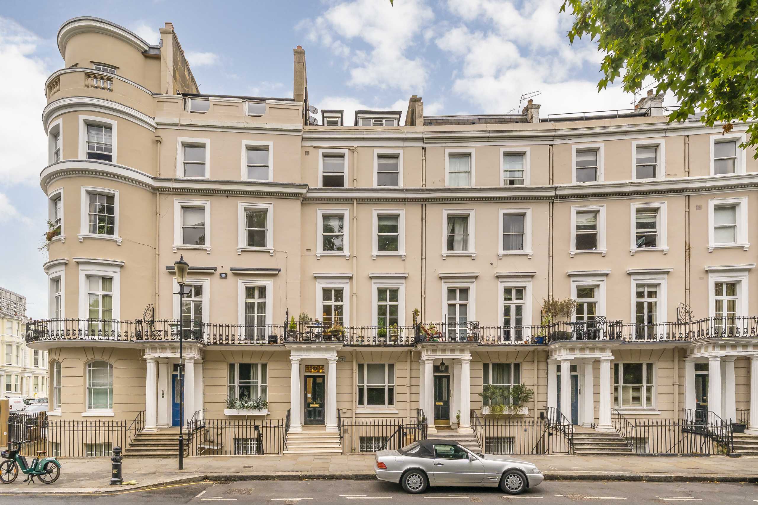 Flat Royal Crescent in Greater London