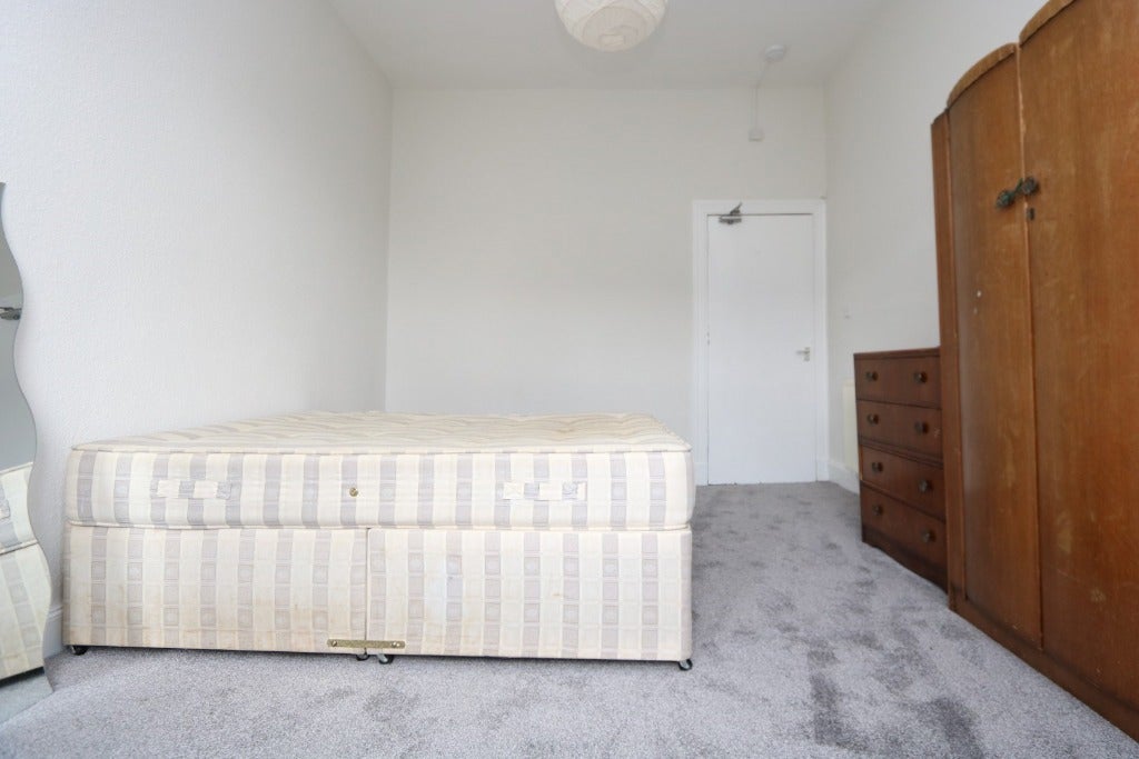 Room Clarence Drive in Glasgow