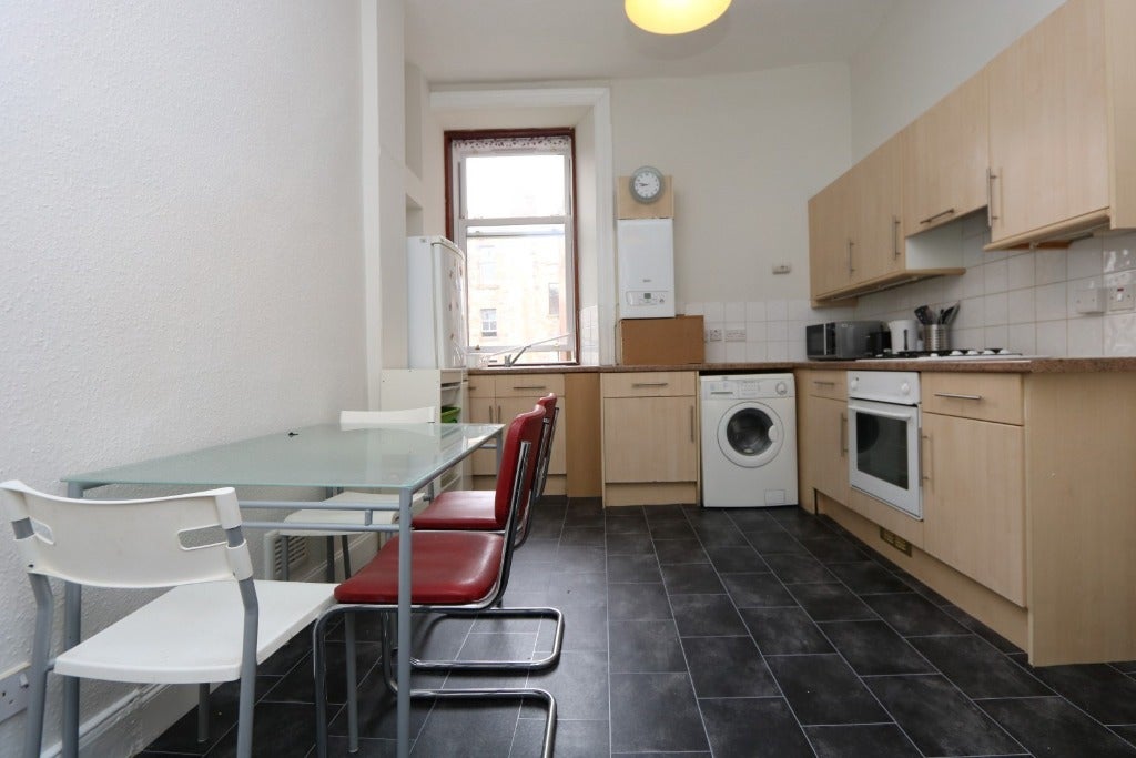 Room Clarence Drive in Glasgow