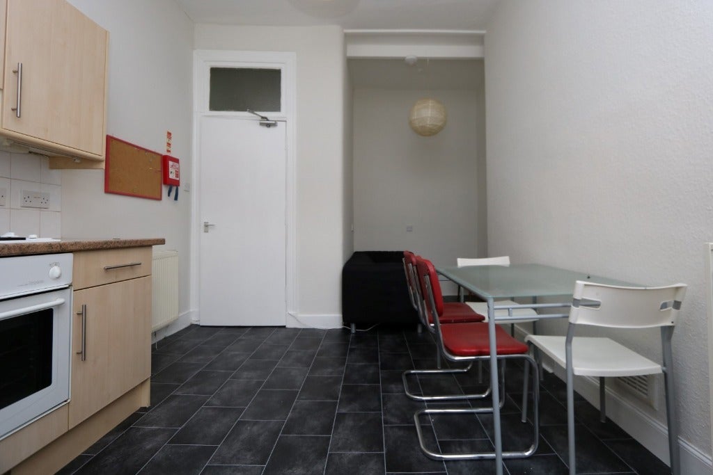 Room Clarence Drive in Glasgow