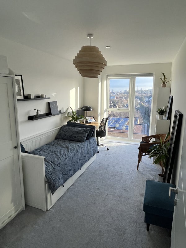 Room Bowen Drive in Greater London