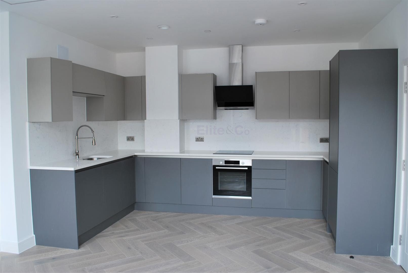 Flat Knoll Rise in Greater London