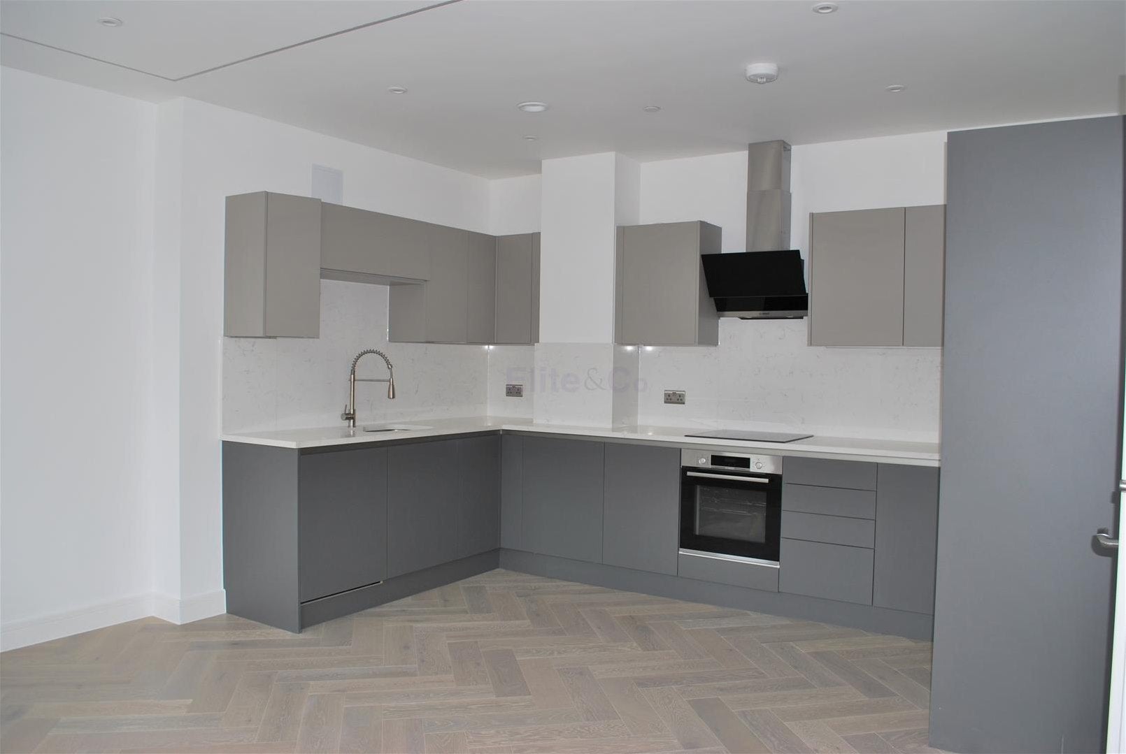 Flat Knoll Rise in Greater London