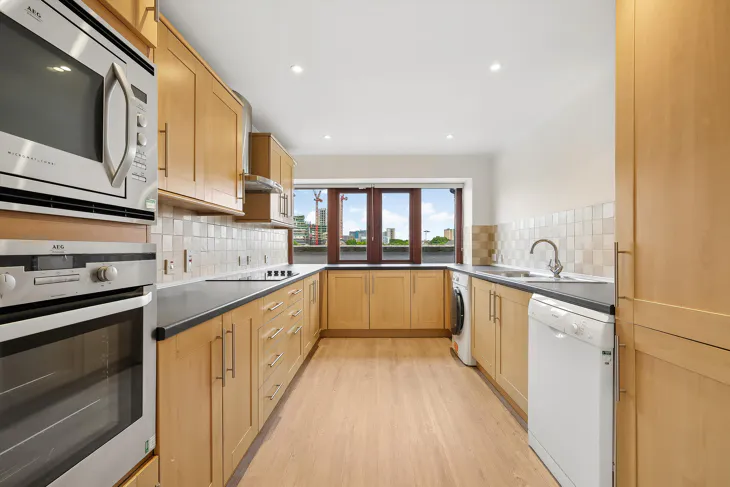 Flat Wapping High Street in Greater London
