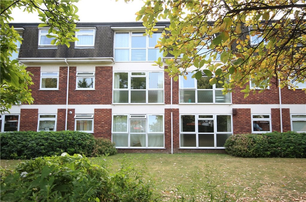 Flat Courtfield Gardens in Greater London