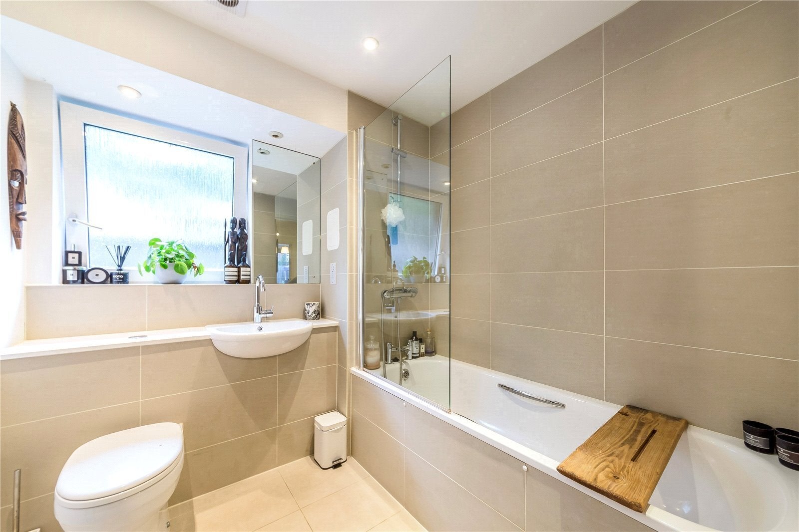 Flat Clarence Avenue in Greater London