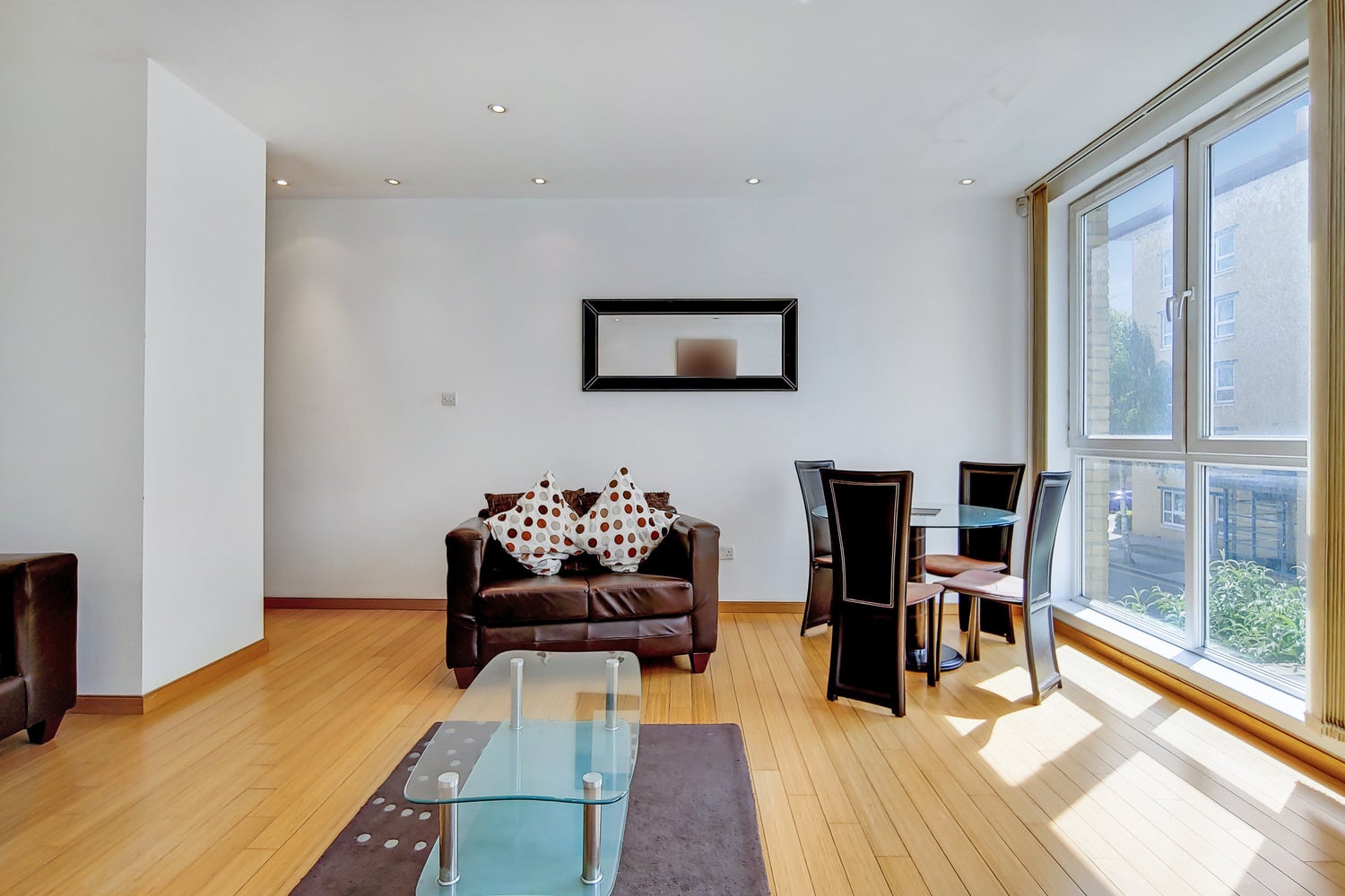 Flat Westferry Road in Greater London