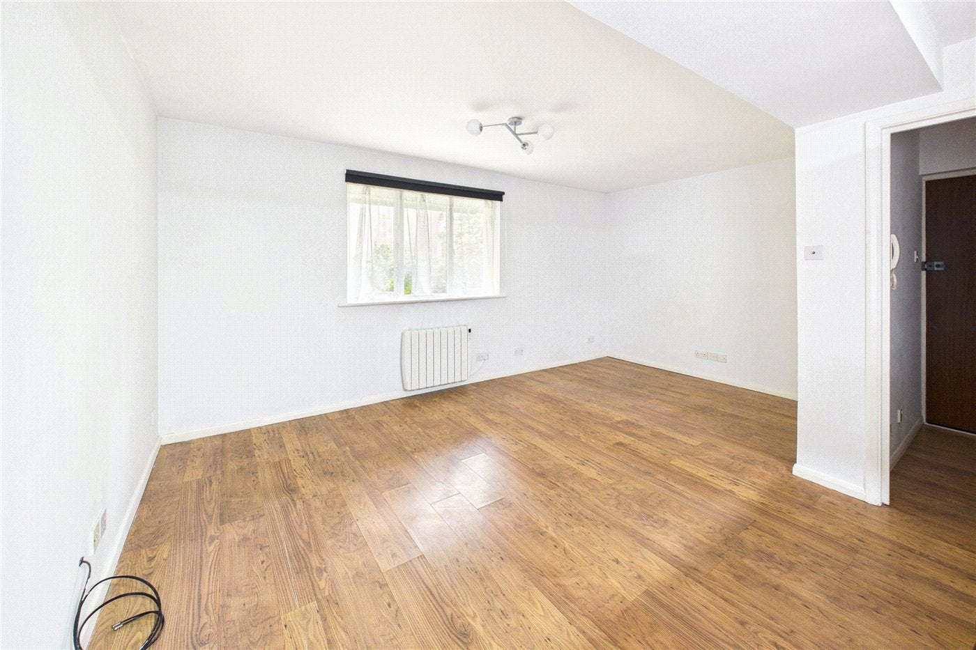 Flat Gleneldon Road in Greater London