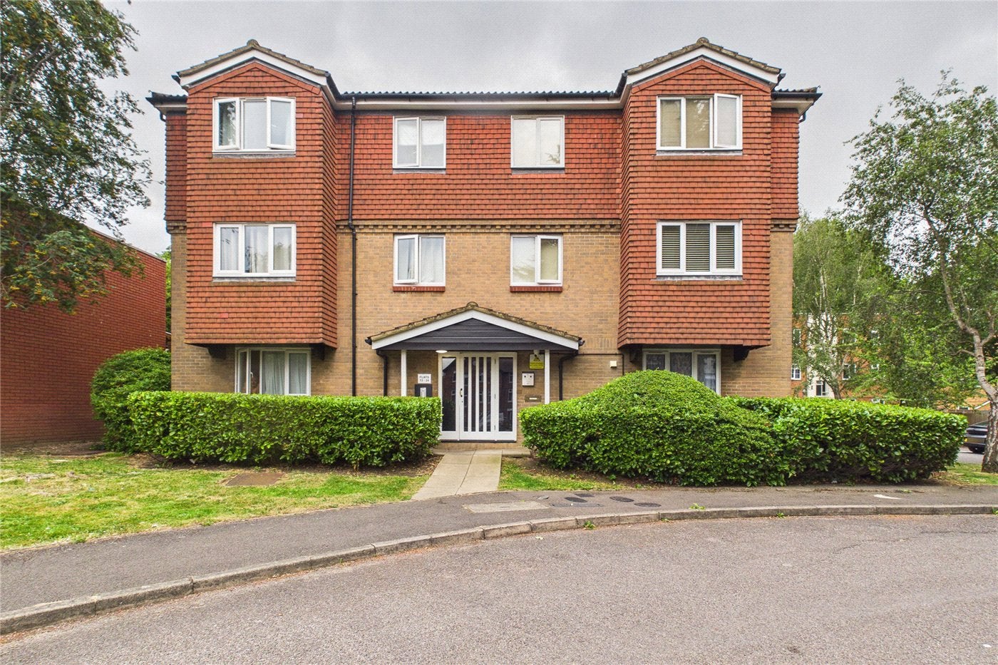 Flat Gleneldon Road in Greater London