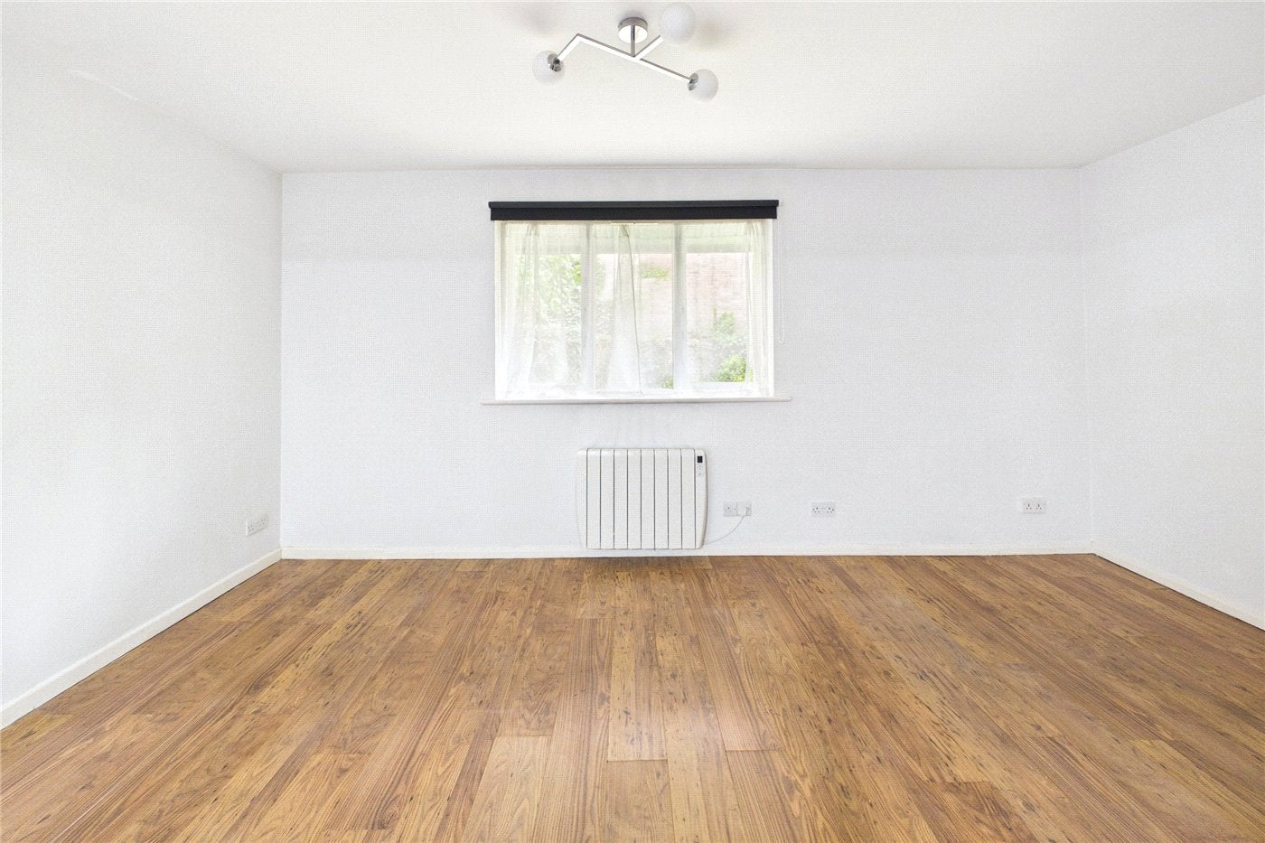 Flat Gleneldon Road in Greater London