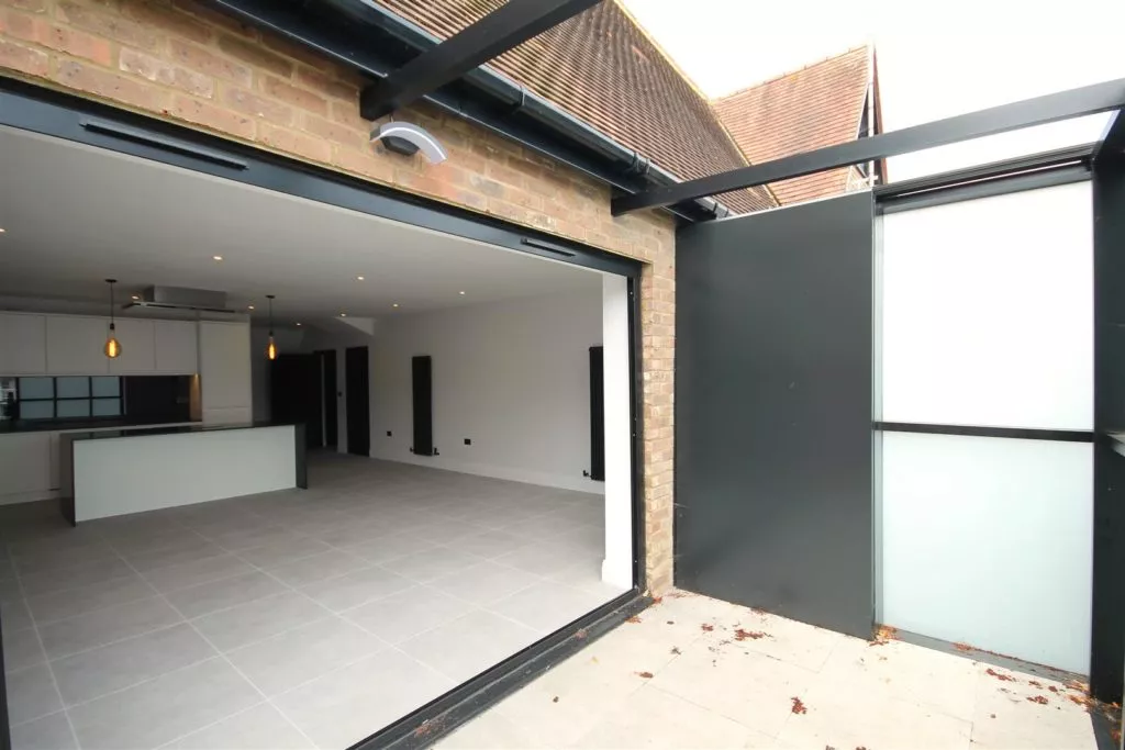 Flat Wolsey Road in Elmbridge