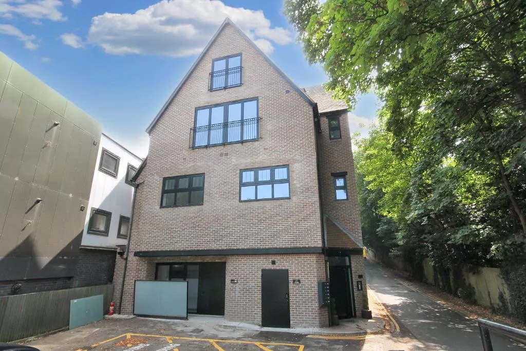 Flat Wolsey Road in Elmbridge