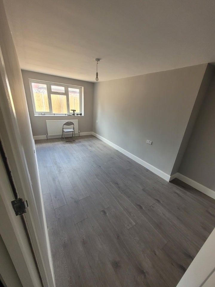 Room Wise Lane in Greater London