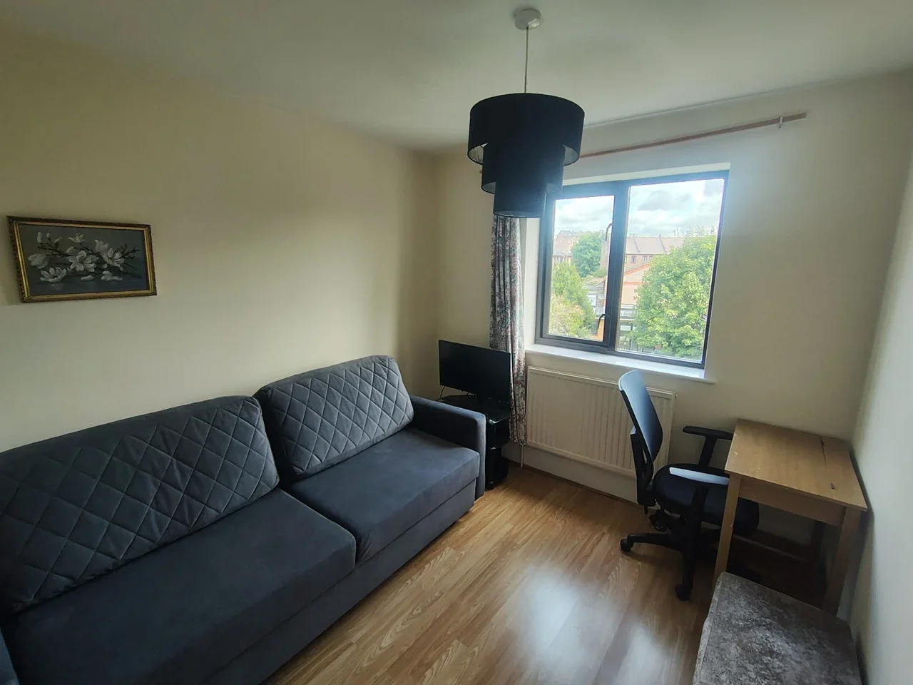 Flat Caledonian Wharf in Greater London