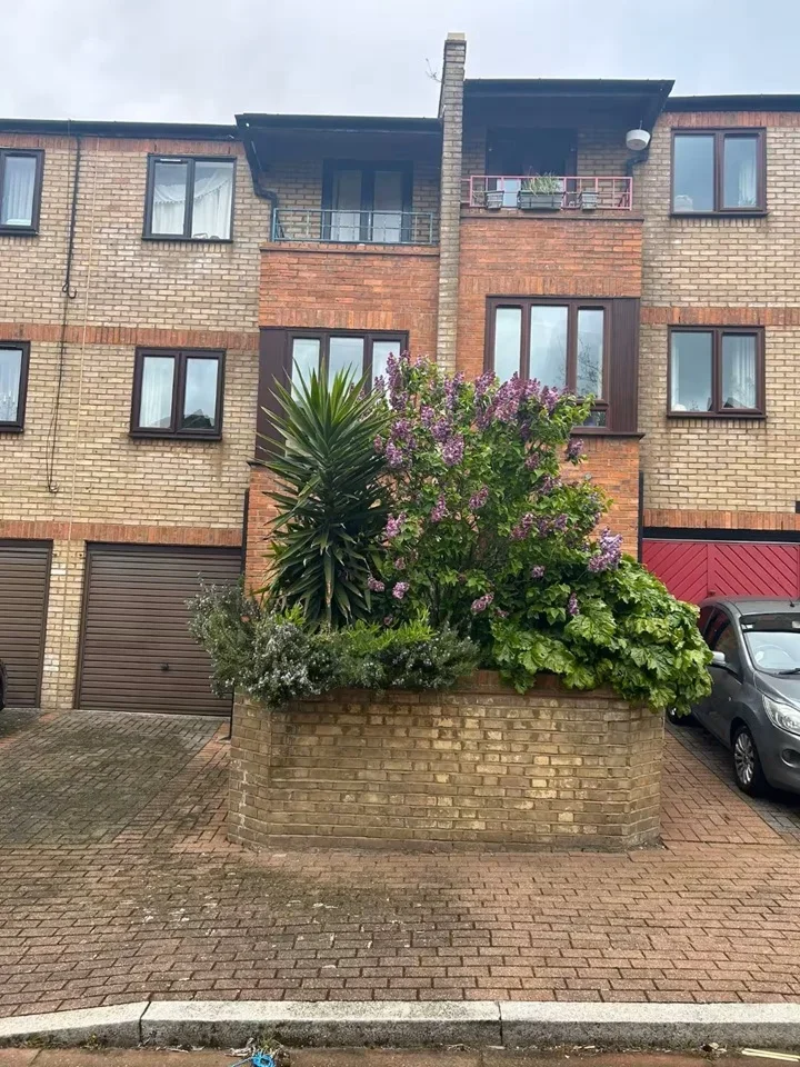 Flat Caledonian Wharf in Greater London