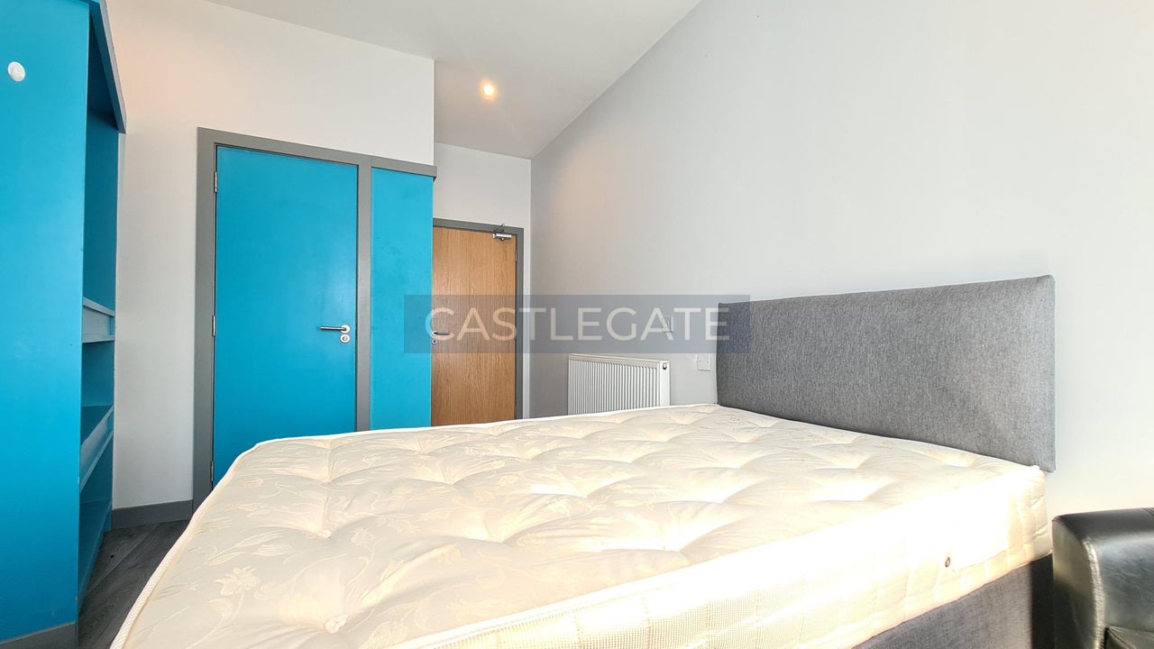 Room Half Moon Street in Kirklees