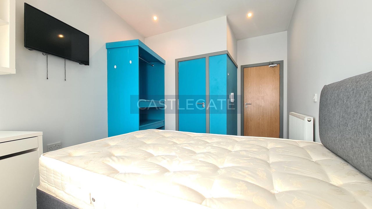 Room Half Moon Street in Kirklees