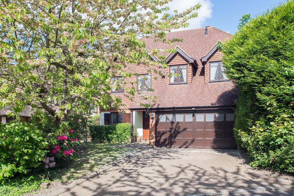 House Icklingham Gate in Elmbridge