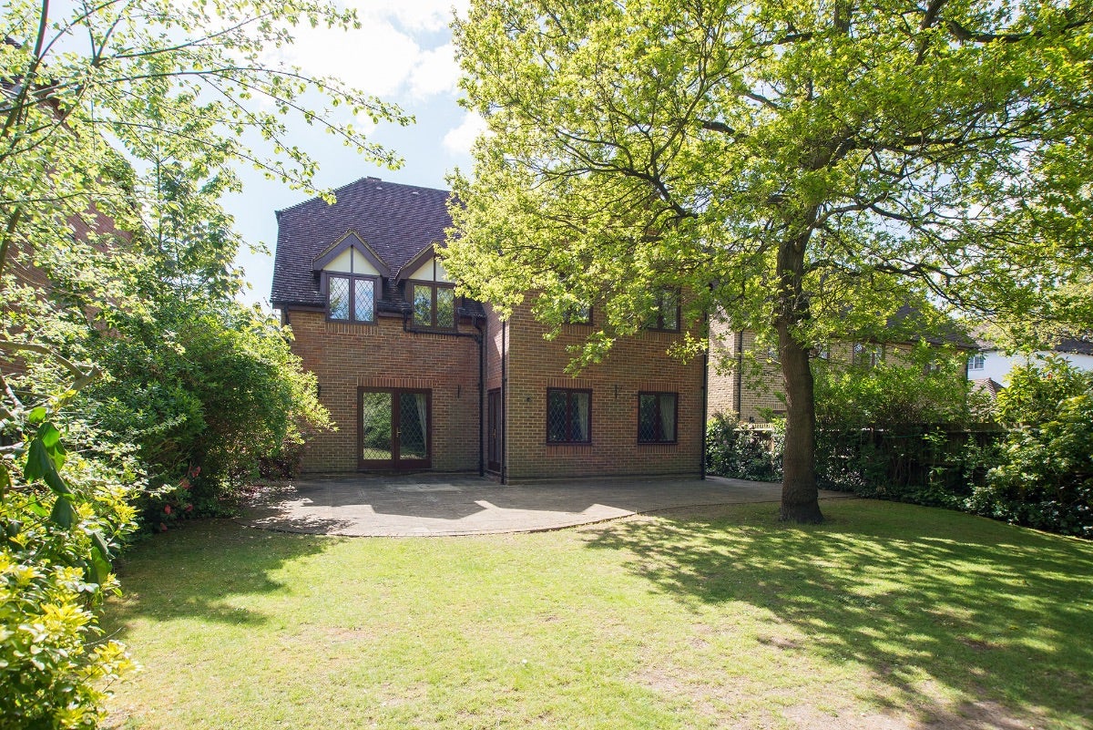 House Icklingham Gate in Elmbridge