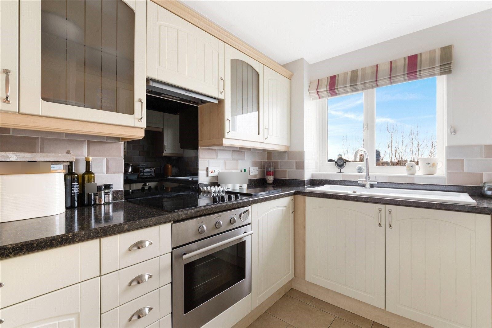 Flat Ferguson Close in Greater London