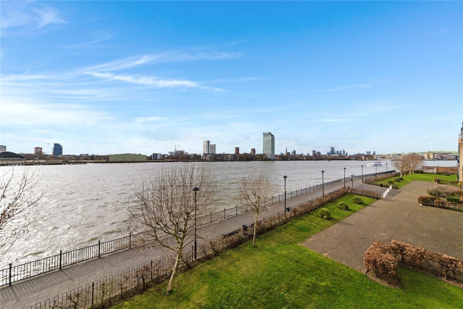 Flat Ferguson Close in Greater London