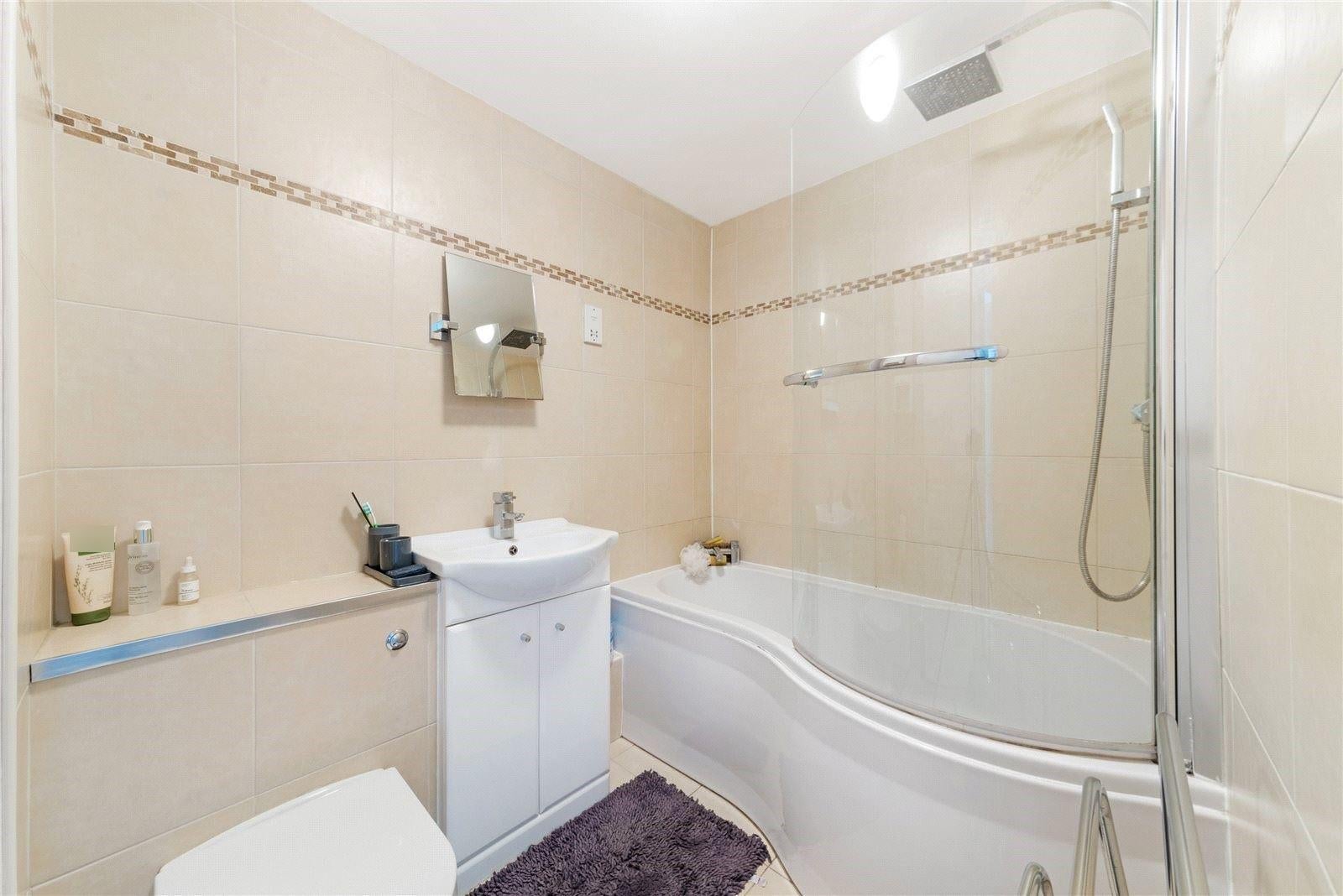 Flat Ferguson Close in Greater London