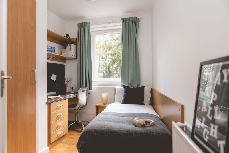 Room St Pauls Road in Bournemouth