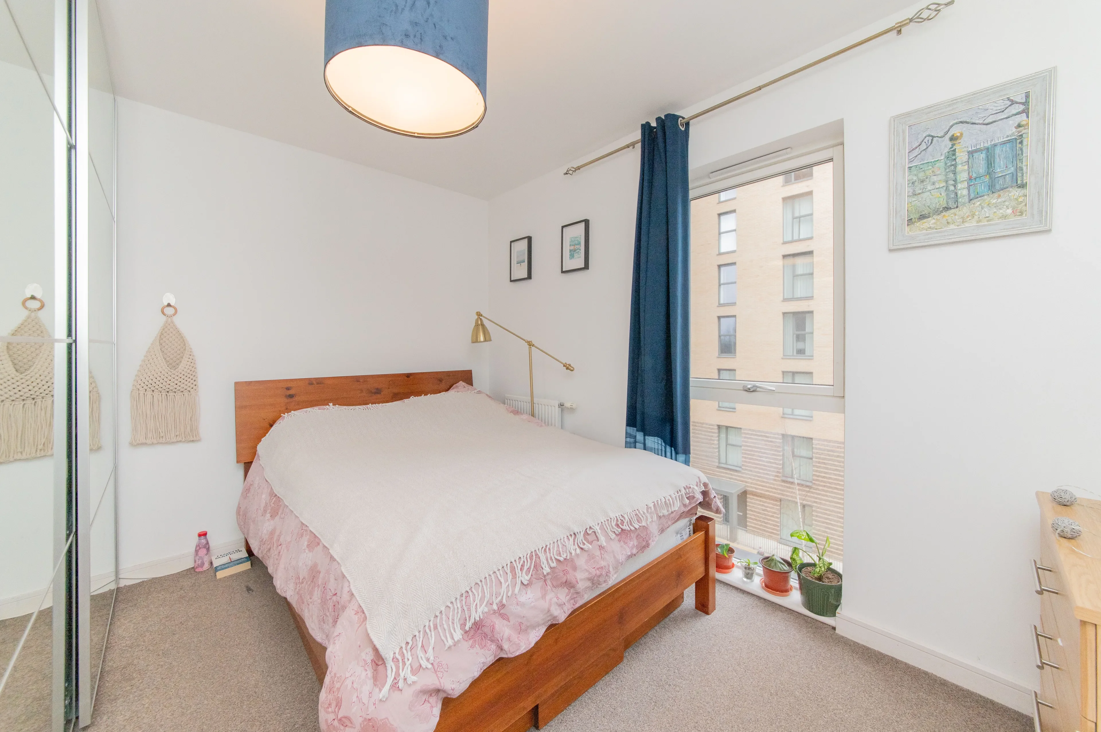 Flat Shearwater Drive in Greater London