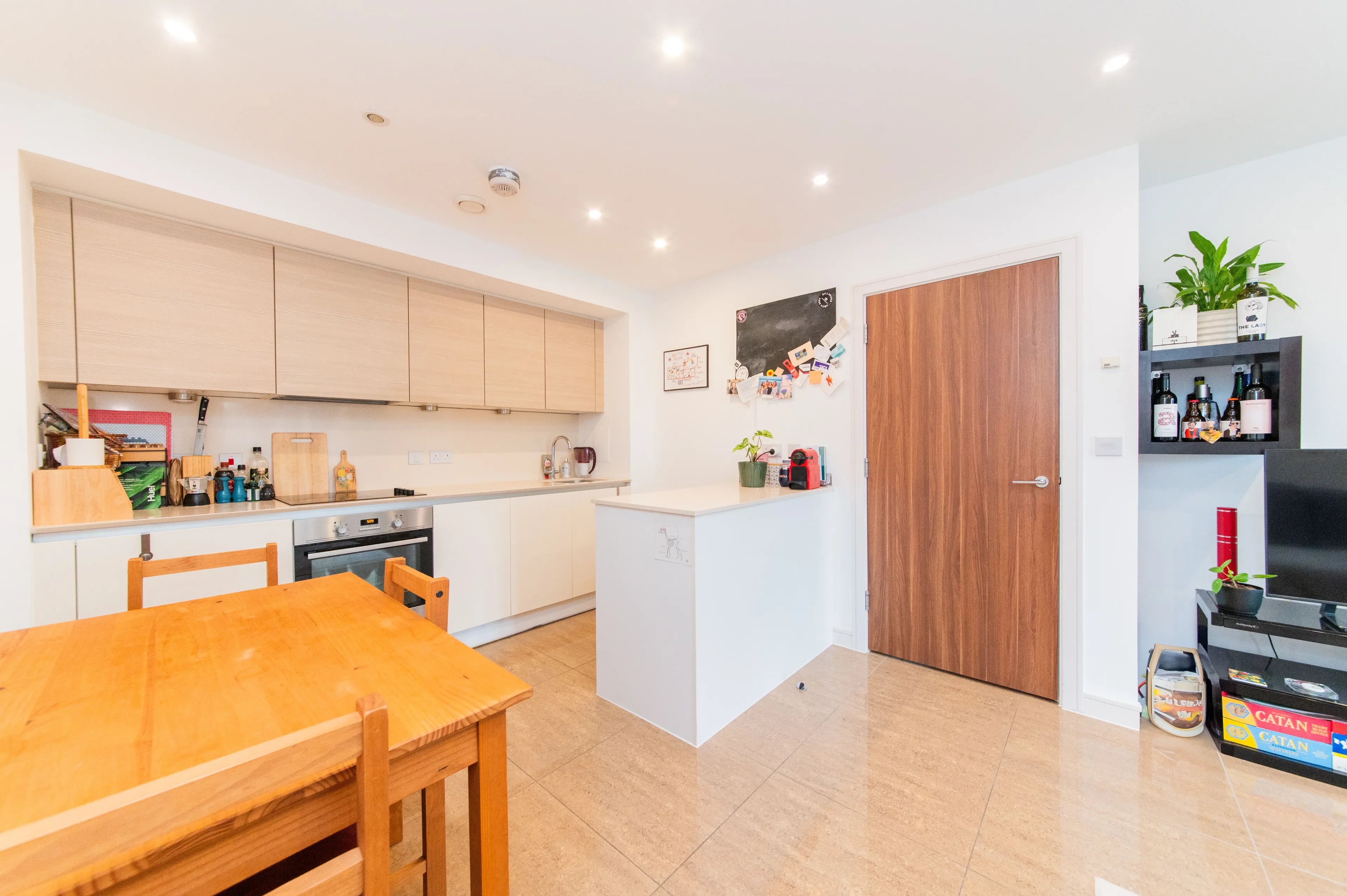 Flat Shearwater Drive in Greater London