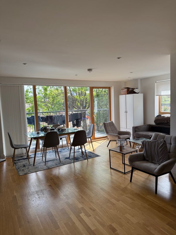 Room Wellington Street in Greater London