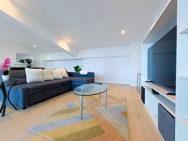 Flat South Quay Square in Greater London