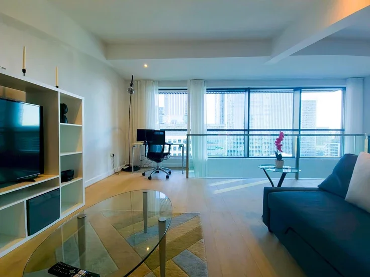 Flat South Quay Square in Greater London