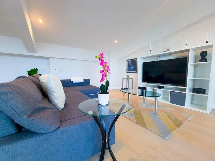 Flat South Quay Square in Greater London